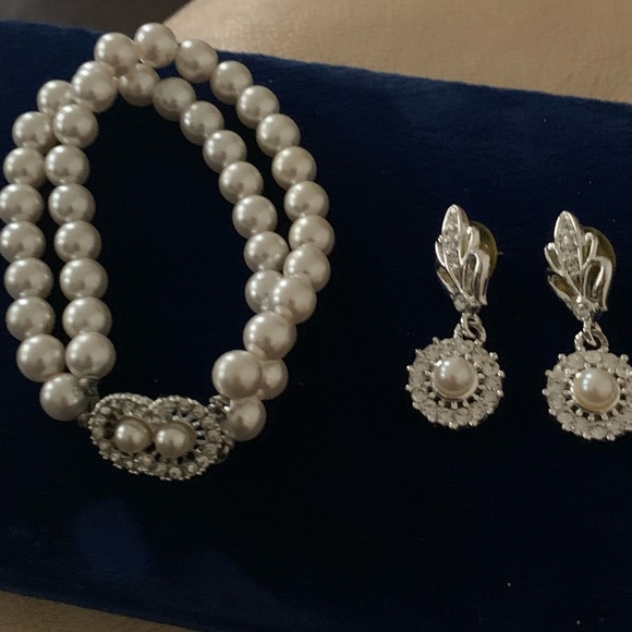 90’s PEARL BRACELET AND EARRINGS SET BY VENDOME/CORO - Picture 2 of 5